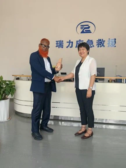 Bangladeshi customers come to inspect the aerial work platform